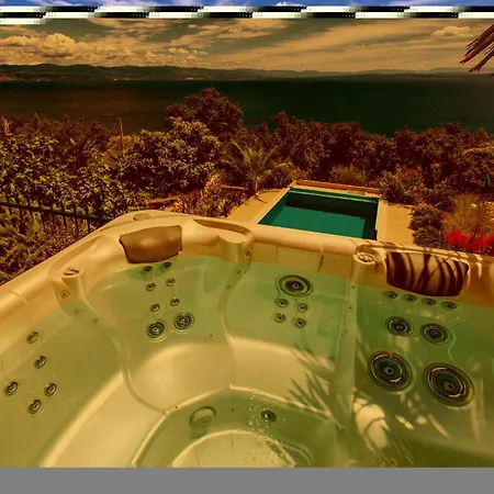 Cozy In With Outdoor Swimming Pool 度假居