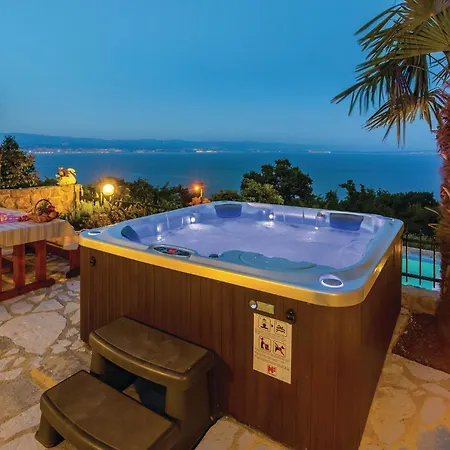 Cozy In With Outdoor Swimming Pool 密德维亚