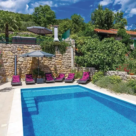 Cozy In With Outdoor Swimming Pool 密德维亚